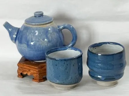 Teapot with 2 Small Cups